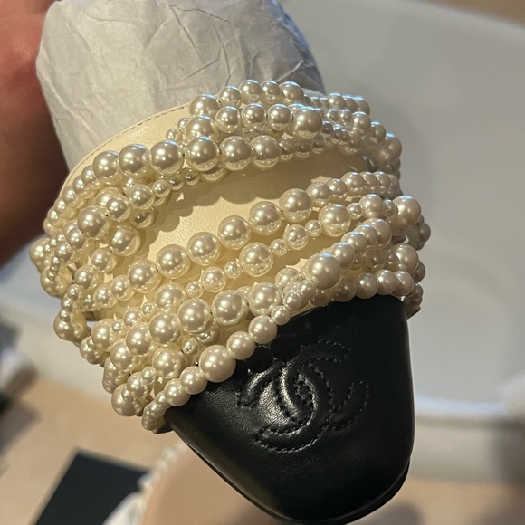 Stunning two tone lambskin/pearls Chanel other open shoes NWT - Picture 2 of 7